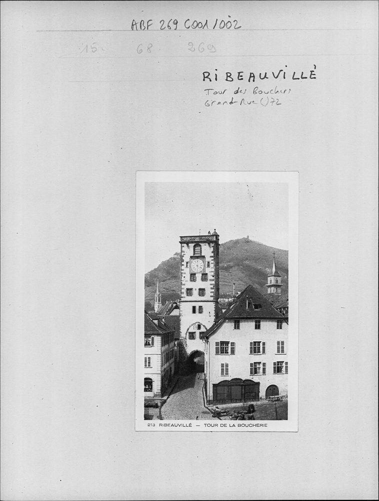 Place et tour, vue d’ensemble depuis la place de l’Hôtel de ville.