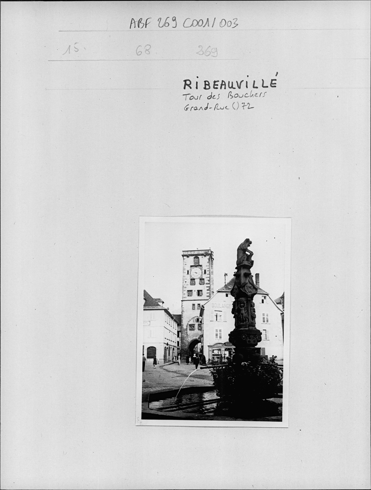 Place et tour, vue d’ensemble depuis la place de l’Hôtel de ville.