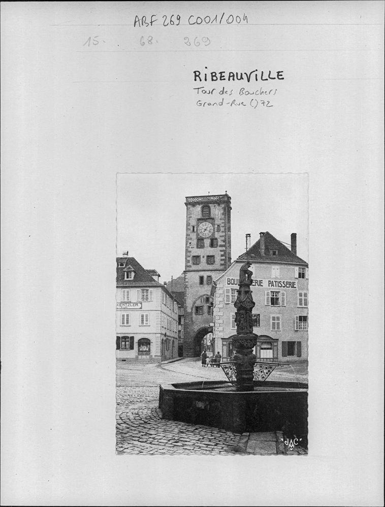 Fontaine et tour, vue d’ensemble depuis la place de l’Hôtel de ville.