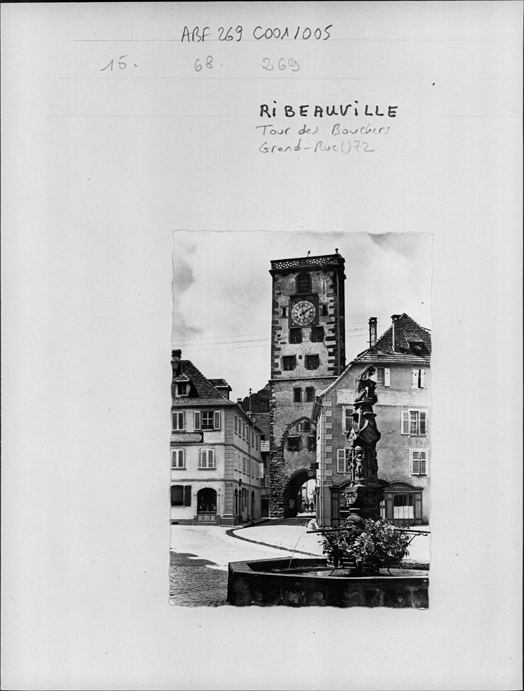 Fontaine et tour, vue d’ensemble depuis la place de l’Hôtel de ville.