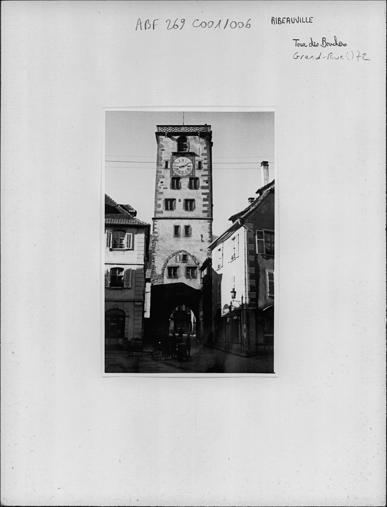 Fontaine et tour, vue d’ensemble depuis la place de l’Hôtel de ville.