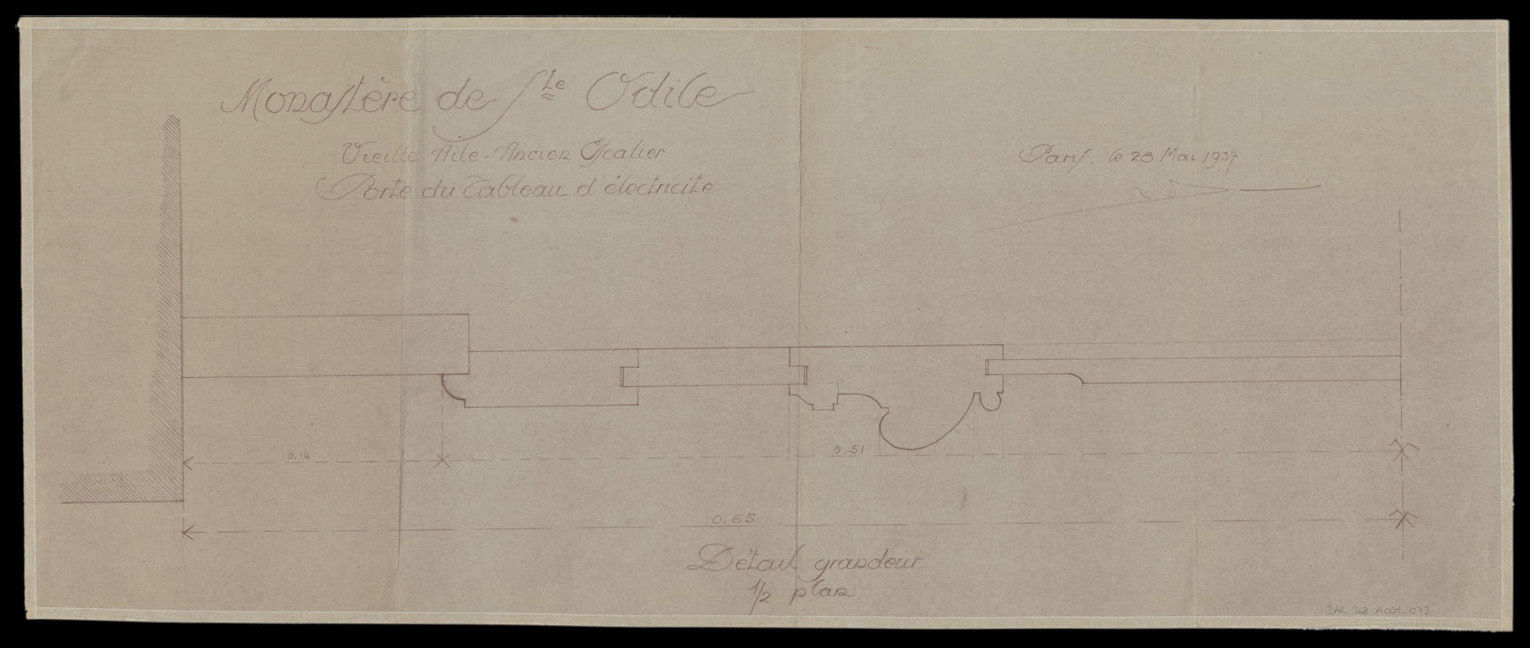 Ancien escalier de la vieille aile, détail de la porte du tableau électrique.