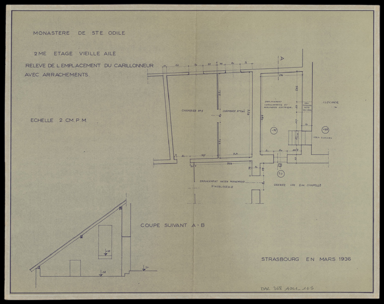 Relevé de l’emplacement du carillonneur avec arrachements, plan de masse et coupe.