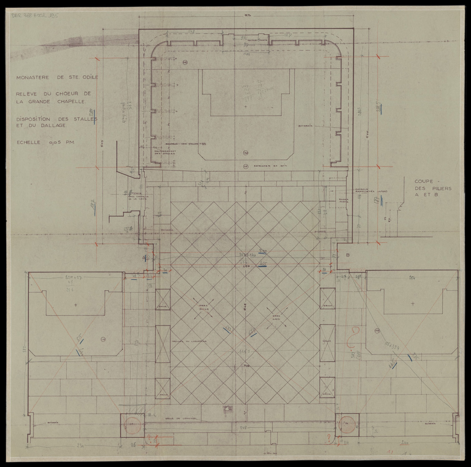 Grande chapelle, plan de disposition du dallage et des stalles dans le choeur.