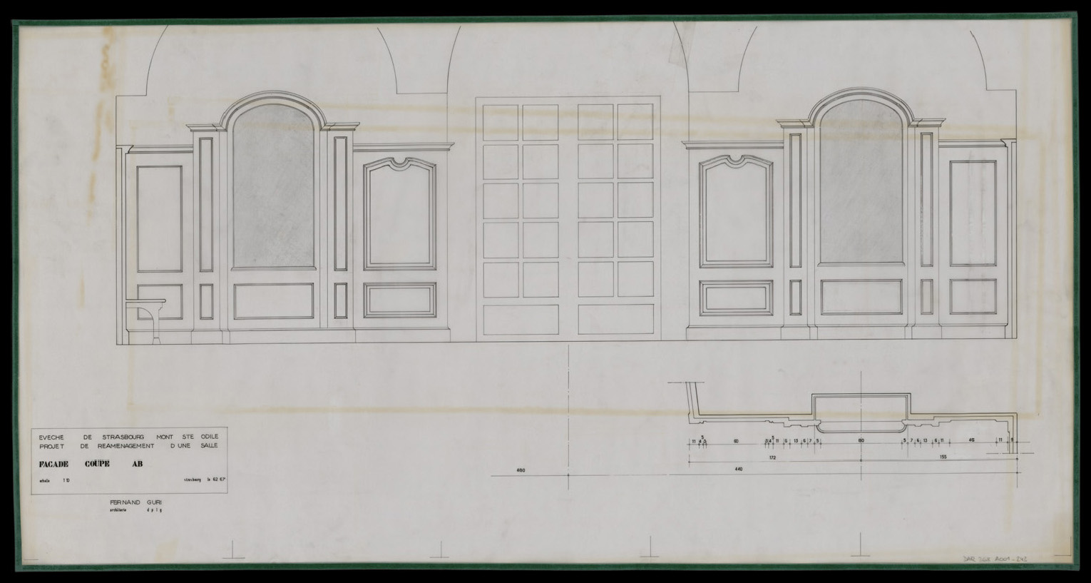 Projet de réaménagement d’une salle, plan de masse partiel et coupe intérieure.