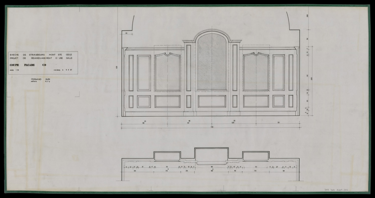 Projet de réaménagement d’une salle, plan de masse et coupe intérieure.