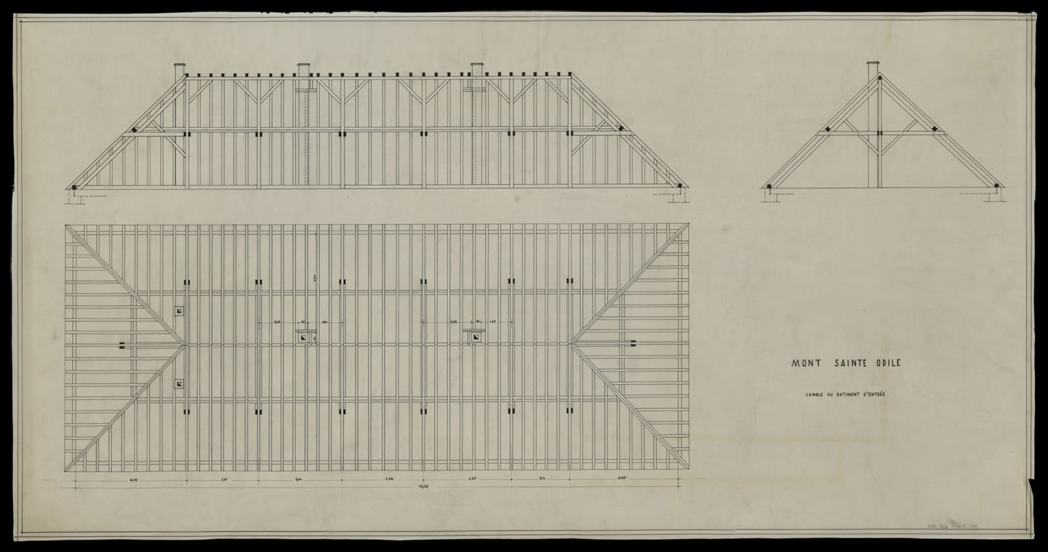 Bâtiment d’entrée, plan et coupes sur la charpente des combles.