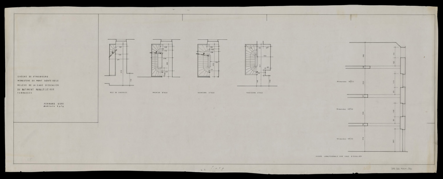 Escalier du bâtiment parallèle aux terrasses, plans de masse par niveaux et coupe.