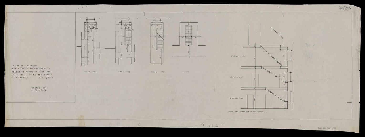 Escalier de l’aile droite du bâtiment d’entrée, plans de masse par niveaux et coupe.