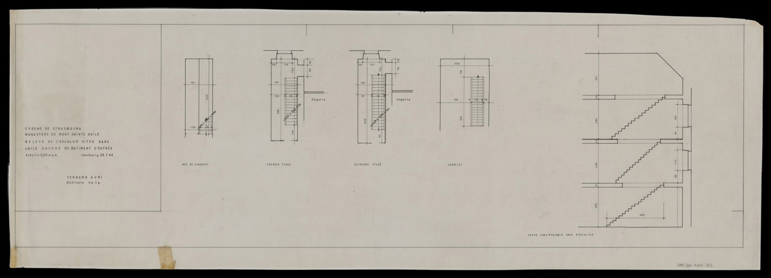 Escalier de l’aile gauche du bâtiment d’entrée, plans de masse par niveaux et coupe.