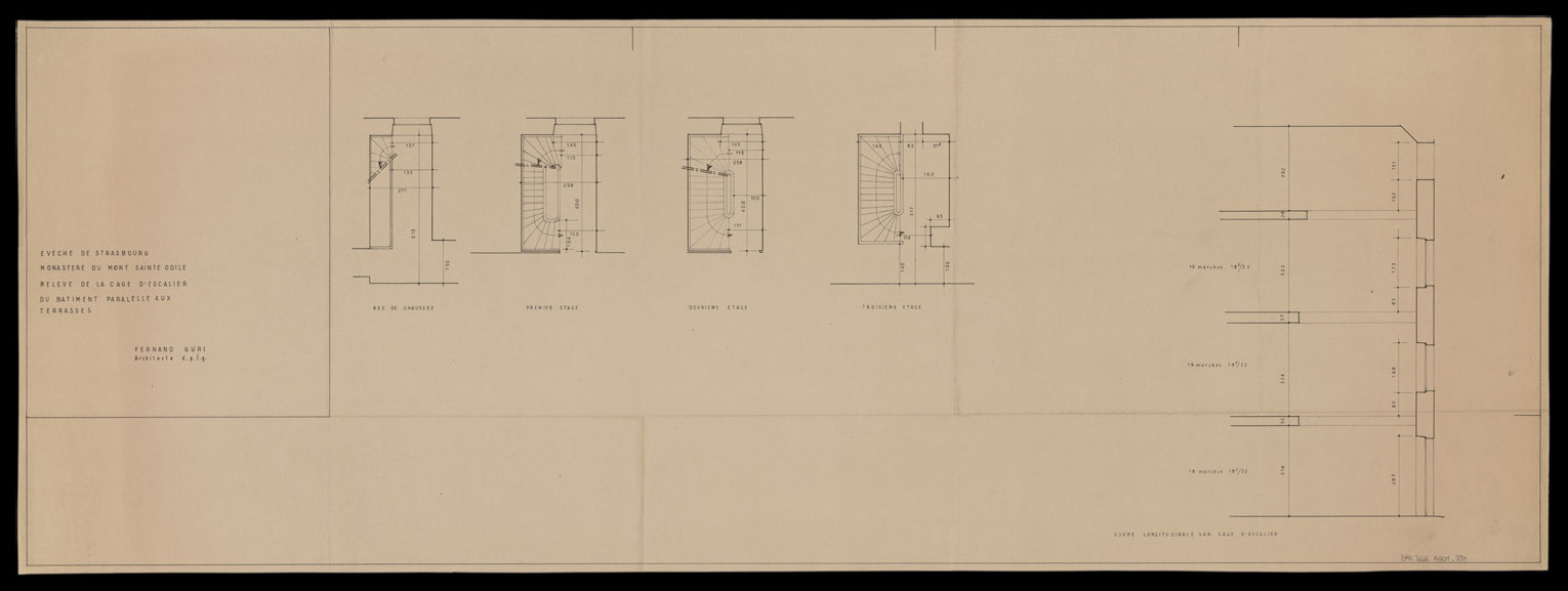 Escalier du bâtiment parallèle aux terrasses, plans de masse par niveaux et coupe.