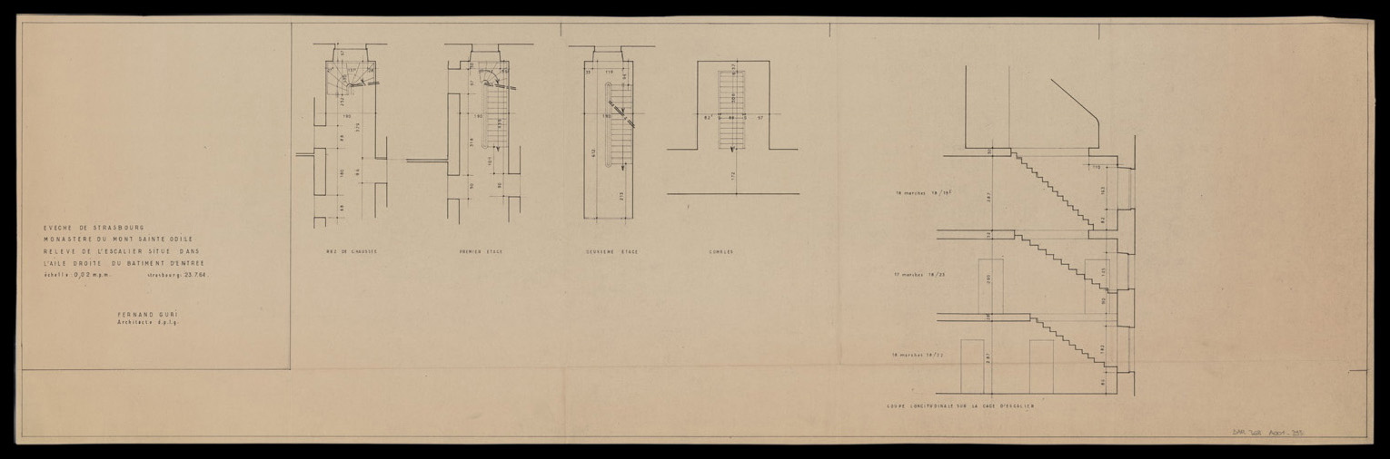 Escalier de l’aile droite du bâtiment d’entrée, plans de masse par niveaux et coupe.