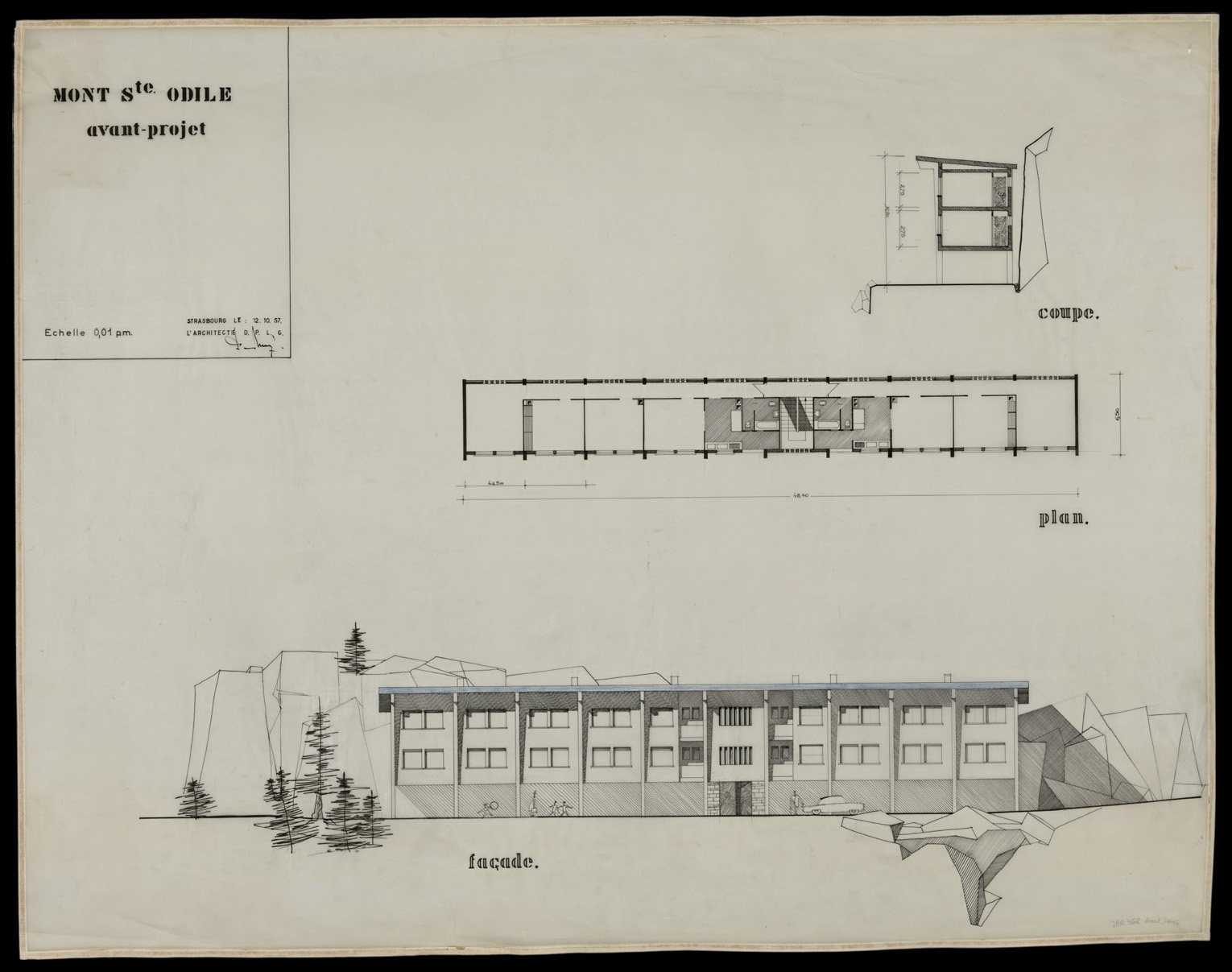 Avant-projet de construction d’un bâtiment, élévation de la façade principale et plans de masse de sanitaires.