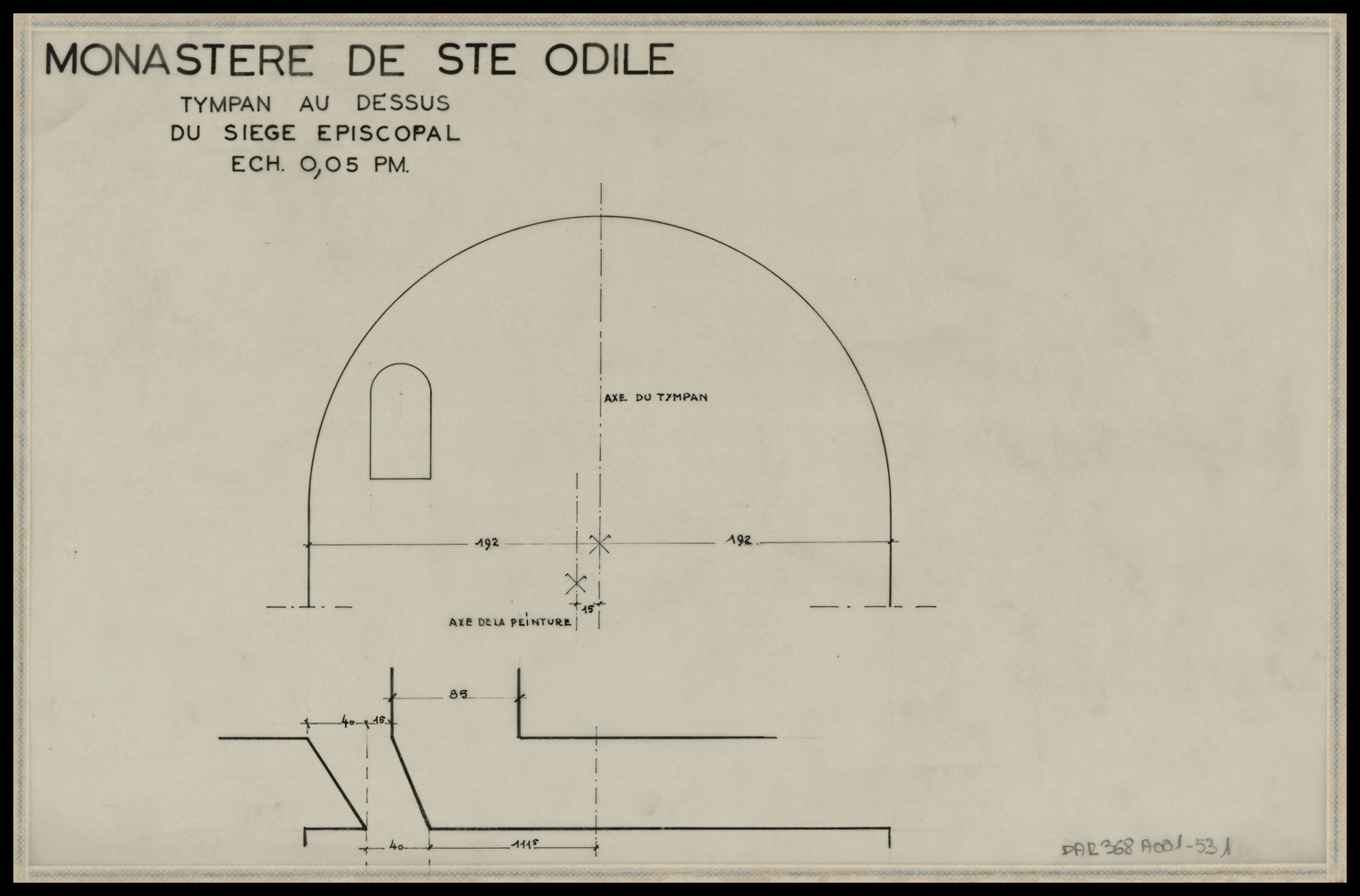 Relevé du tympan au-dessus du siège épiscopal.