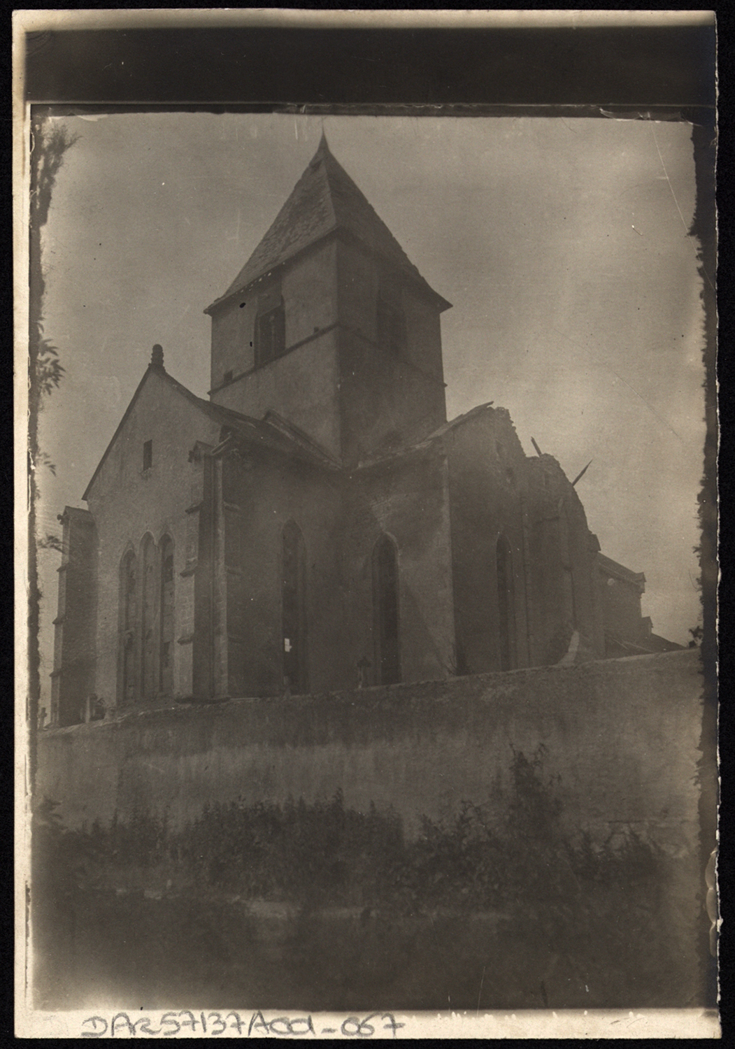 Dommages de guerre, vue d’ensemble du chevet.