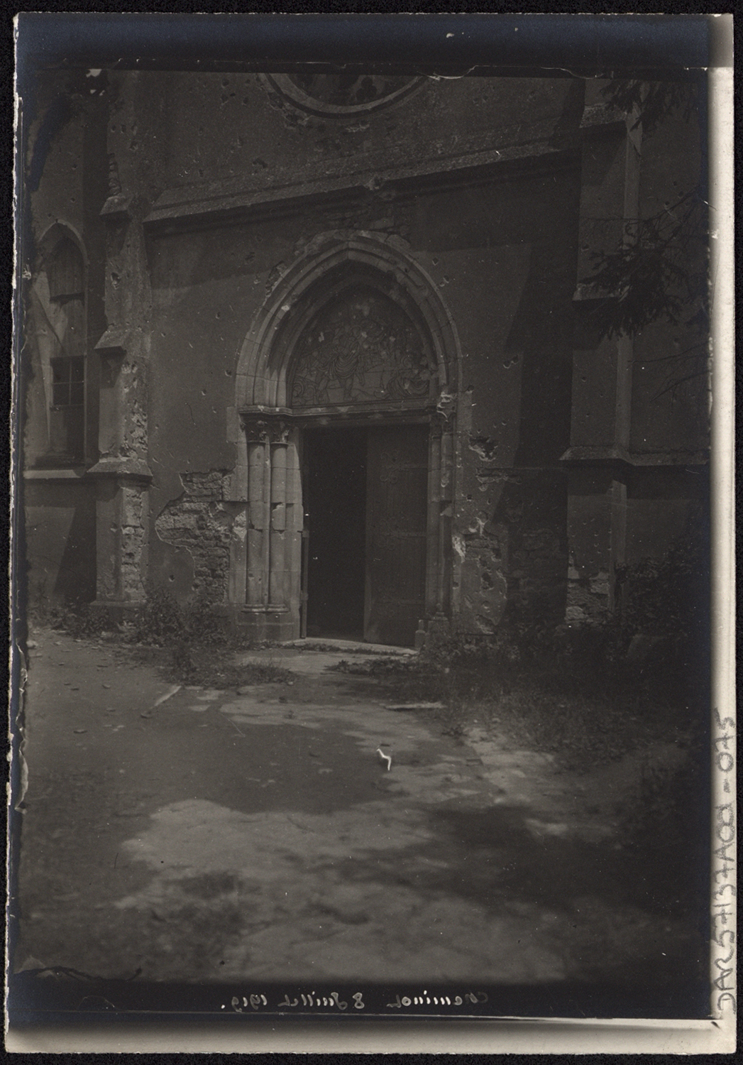 Dommages de guerre, vue de détail du portail occidental.