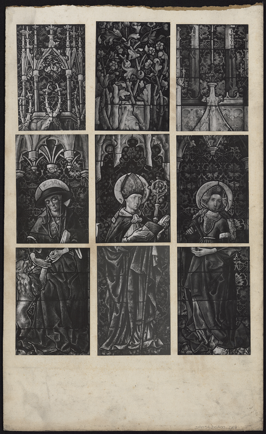 Vues d’ensemble de trois verrières du chœur représentant saint Jérôme, sainte Marie Madeleine et un saint évêque.