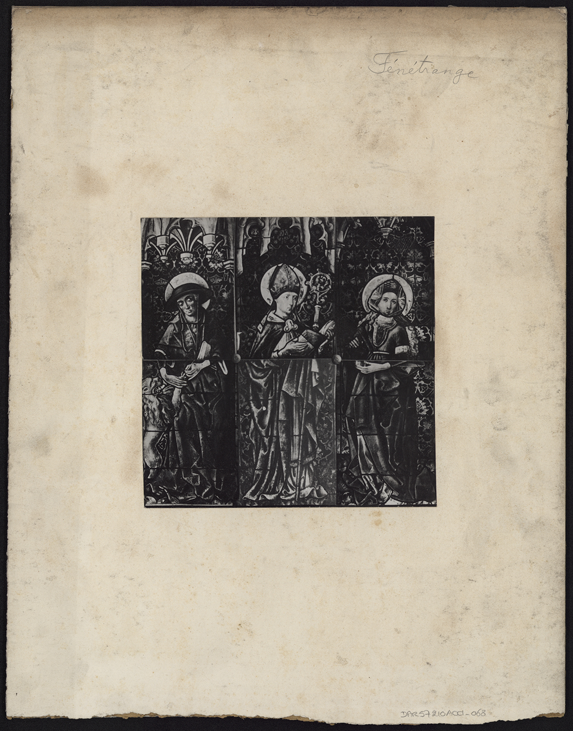 Vues d’ensemble de trois verrières du chœur représentant saint Jérôme, sainte Marie Madeleine et un saint évêque.