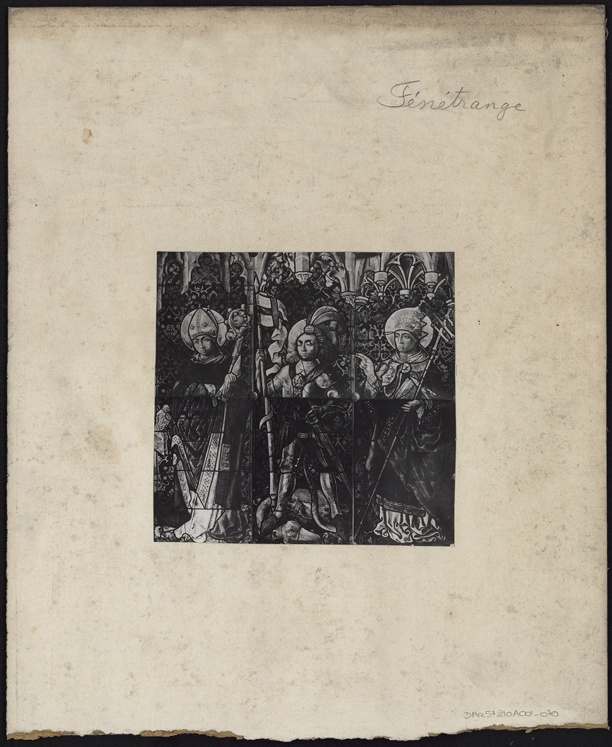 Vues d’ensemble de trois verrières du chœur représentant saint Michel terrassant le dragon et deux saint évêques.