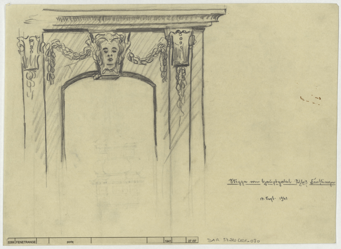 Détail du linteau de la porte sur la façade sud.