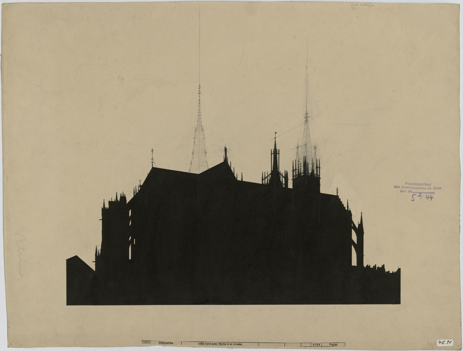 Deux projets de flèches, silhouette de la cathédrale du côté nord.