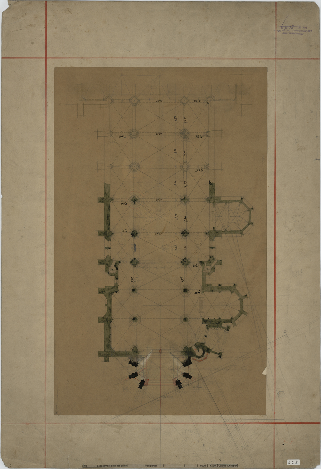 Plan de masse de la nef avec mesures de l’espacement des piliers.