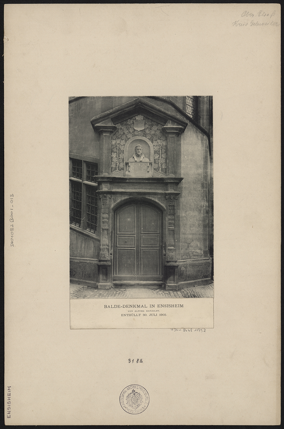 Vue de détail du monument commémoratif à Johann Jacob Balde sur la porte de la tour d’escalier nord.