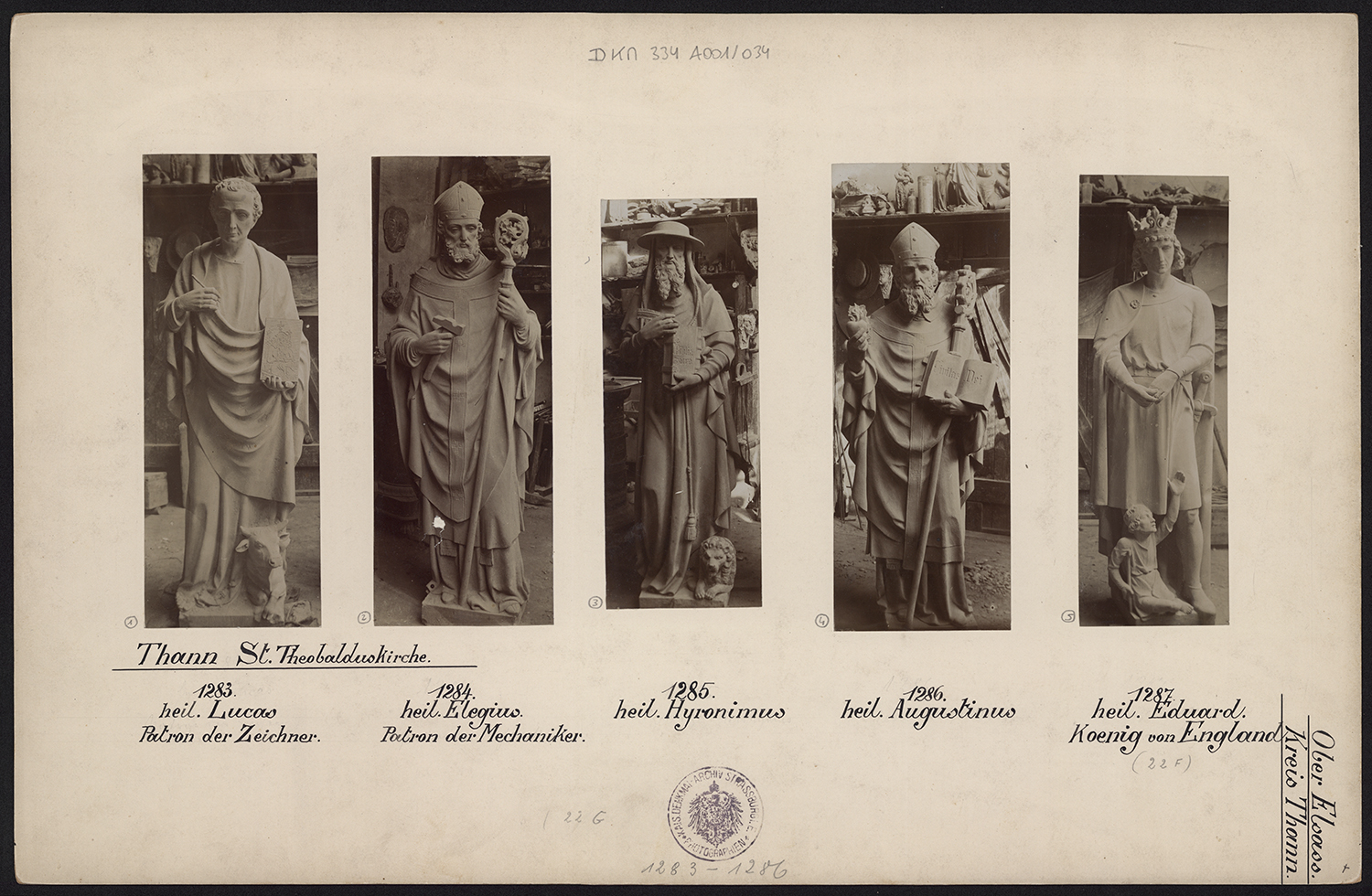 Vue d’ensemble des statues avant leur pose sur le contrefort nord de la façade occidentale.