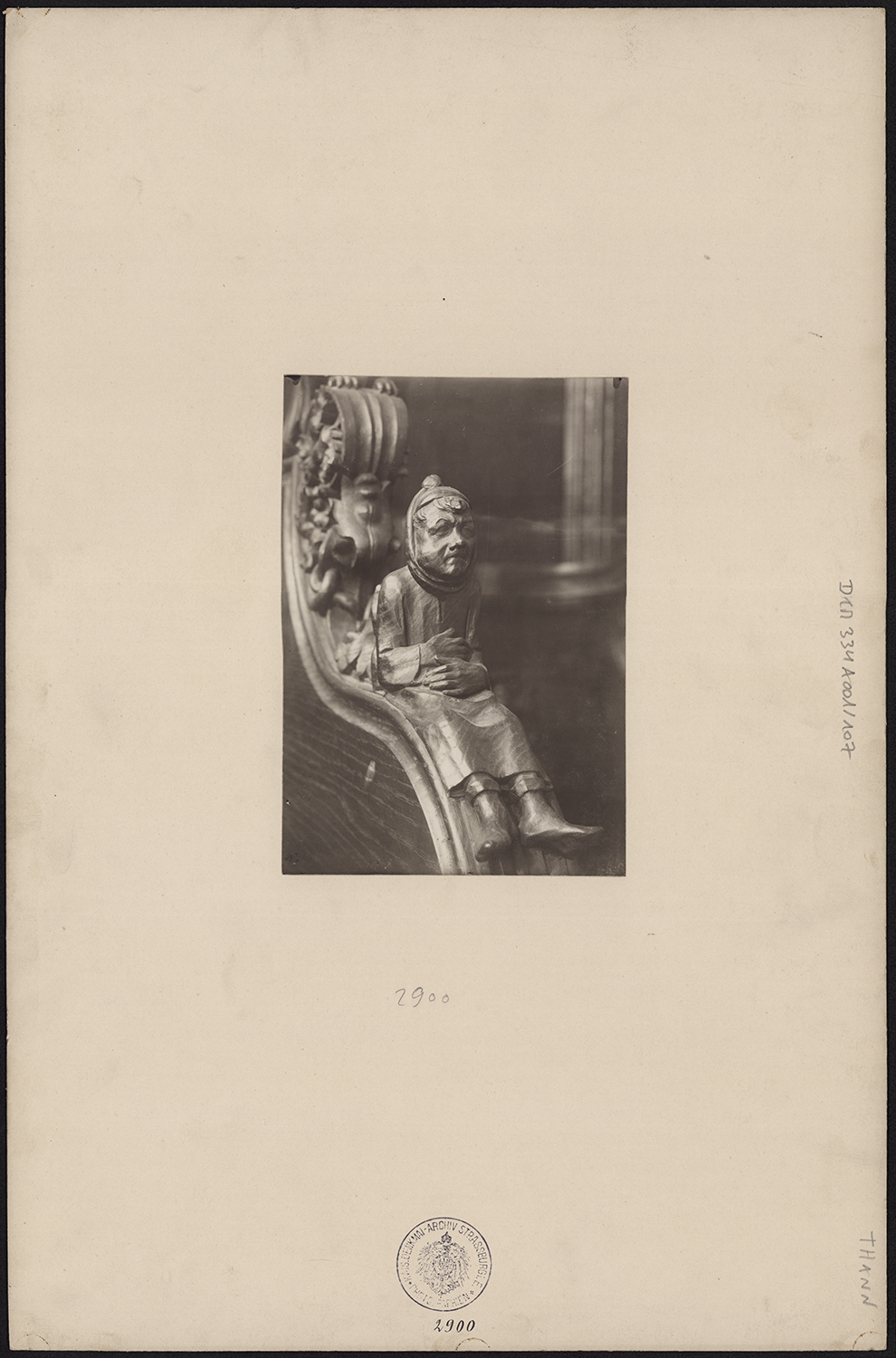 Vue de détail d’une statuette d’un homme d’une parclose des stalles basses.