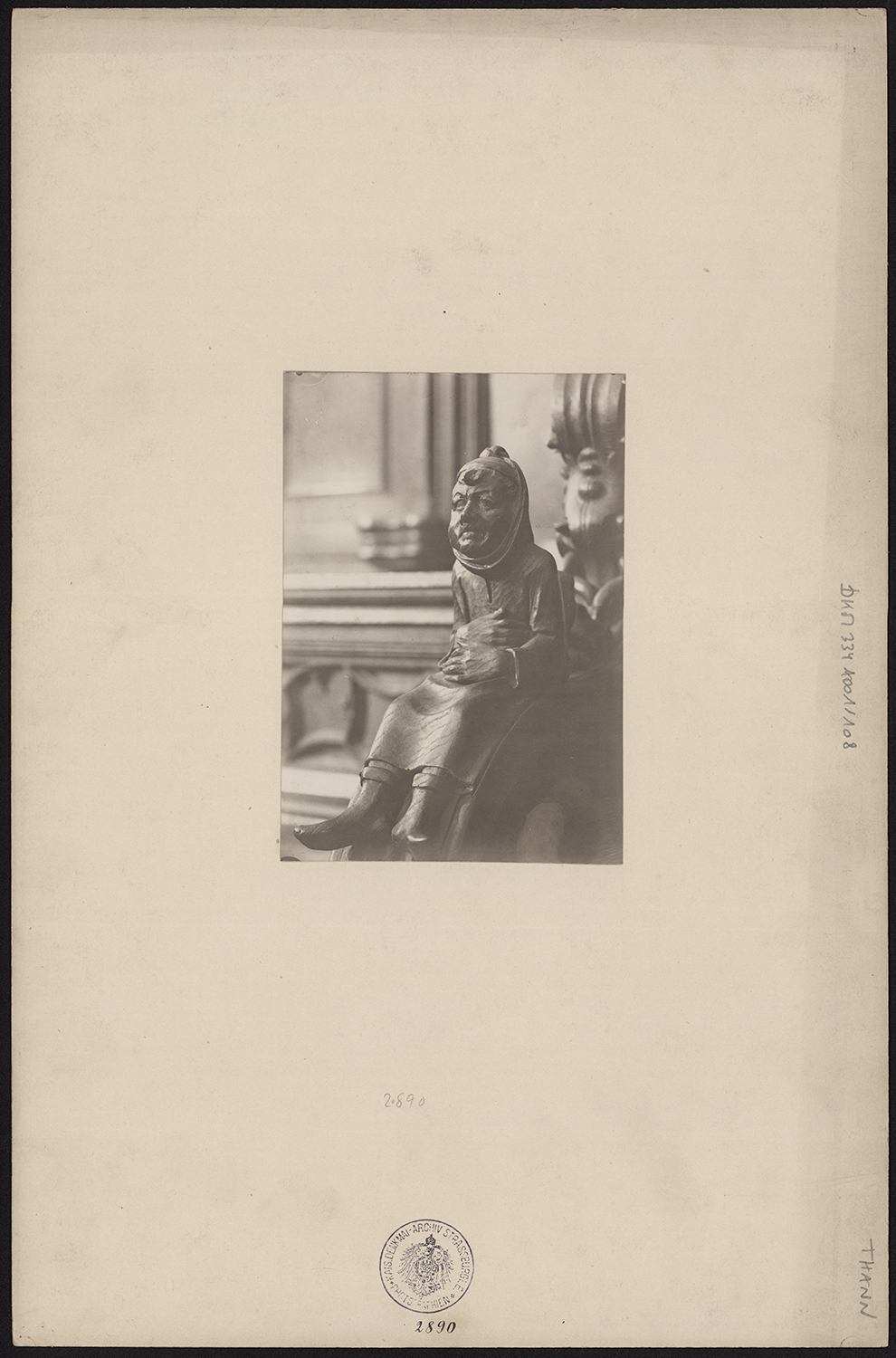 Vue de détail d’une statuette d’un homme d’une parclose des stalles basses.