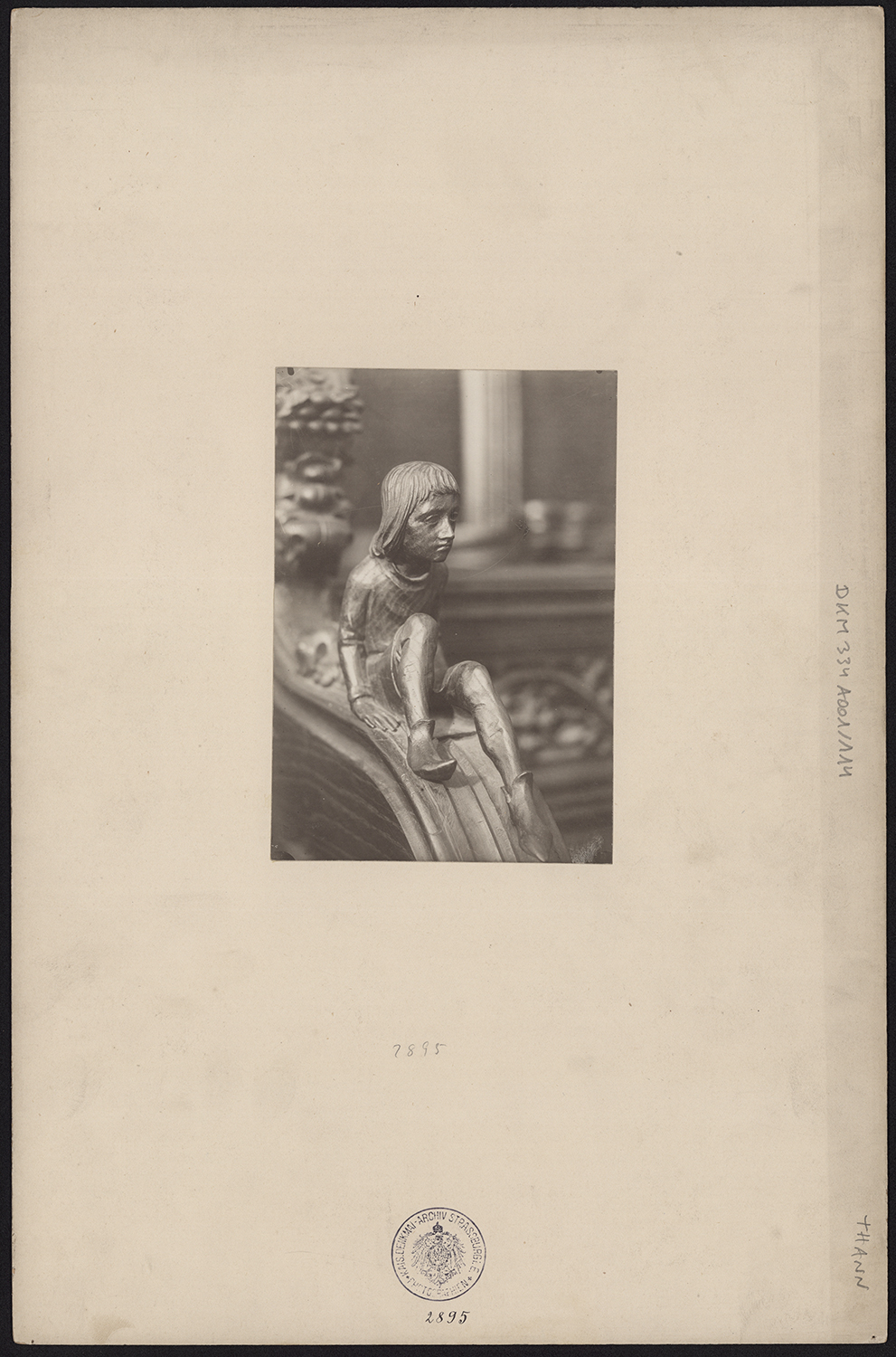 Vue de détail d’une statuette d’un jeune homme d’une parclose des stalles basses.