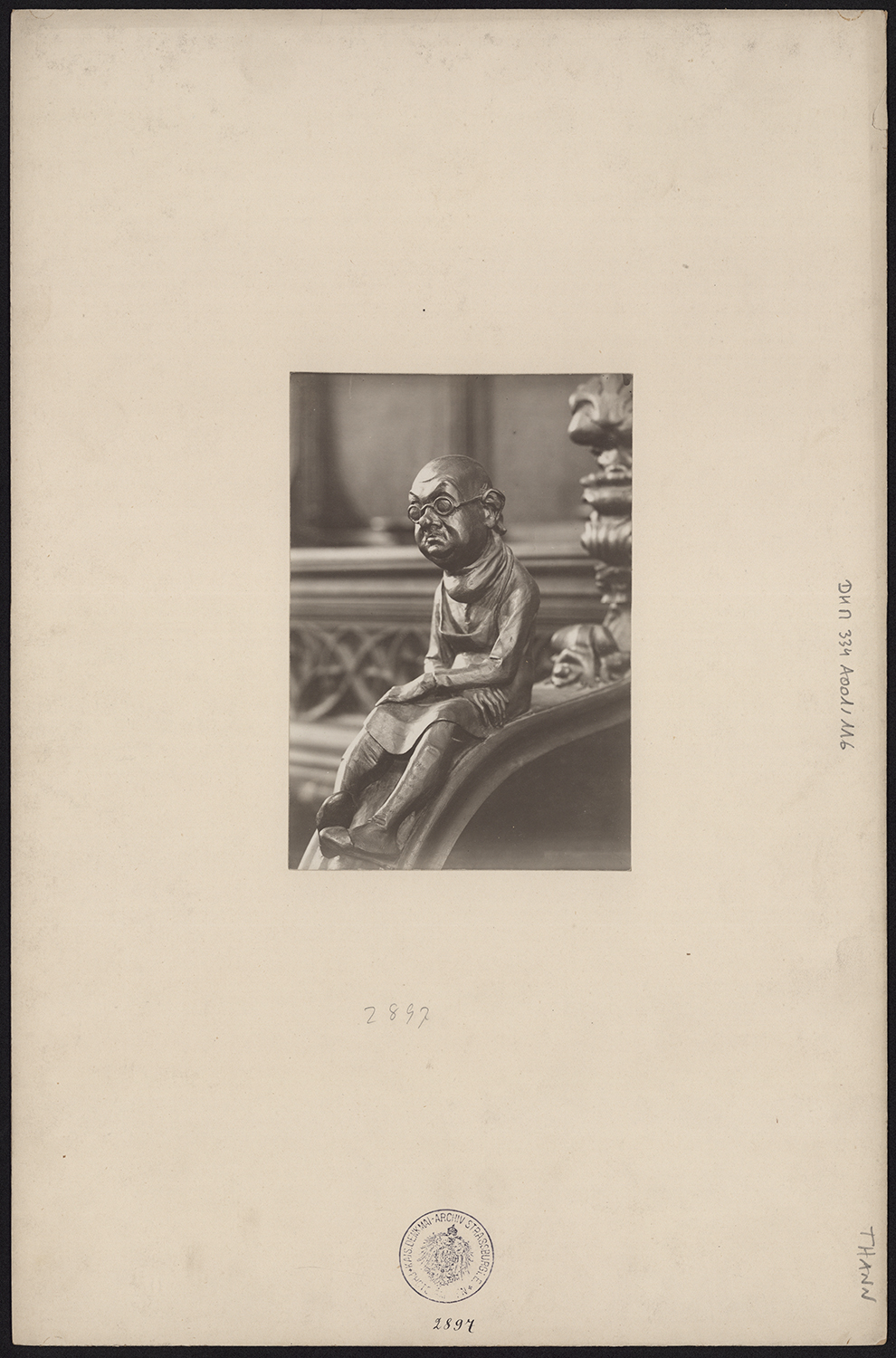 Vue de détail d’une statuette d’un homme d’une parclose des stalles basses.