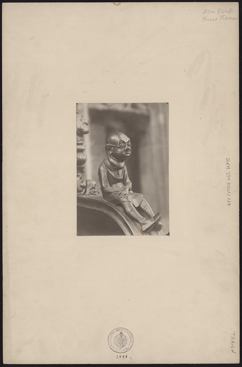 Vue de détail d’une statuette d’un homme d’une parclose des stalles basses.
