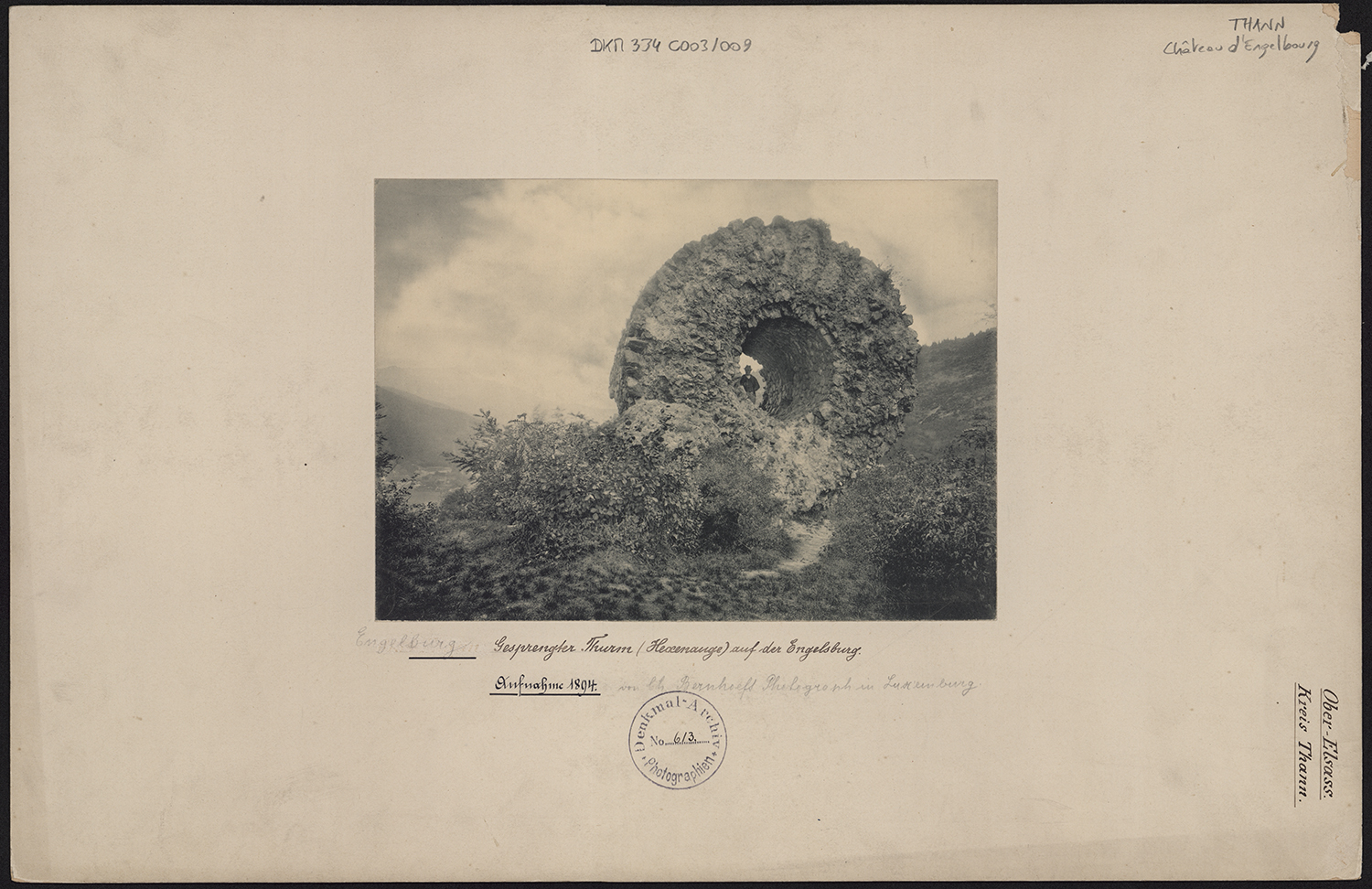 Vue des ruines de la tour du château, dite « œil de la sorcière ».