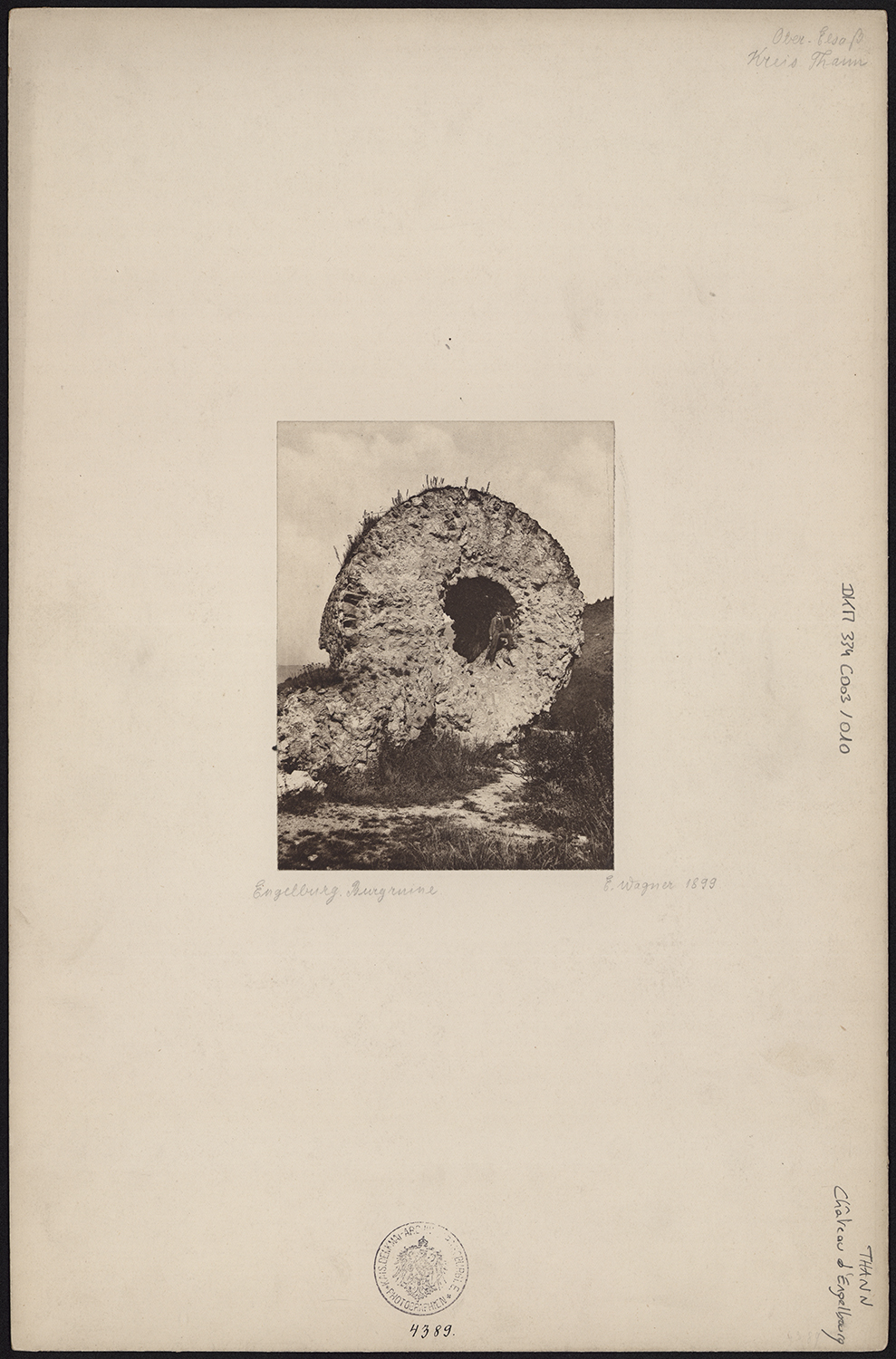 Vue des ruines de la tour du château, dite « œil de la sorcière ».