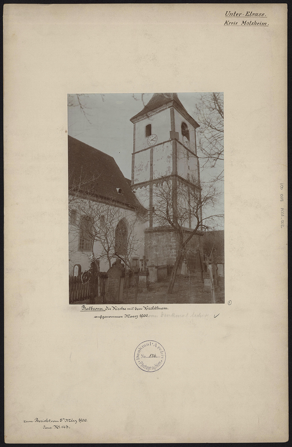 Vue de la tour de l'église et du cimetière.