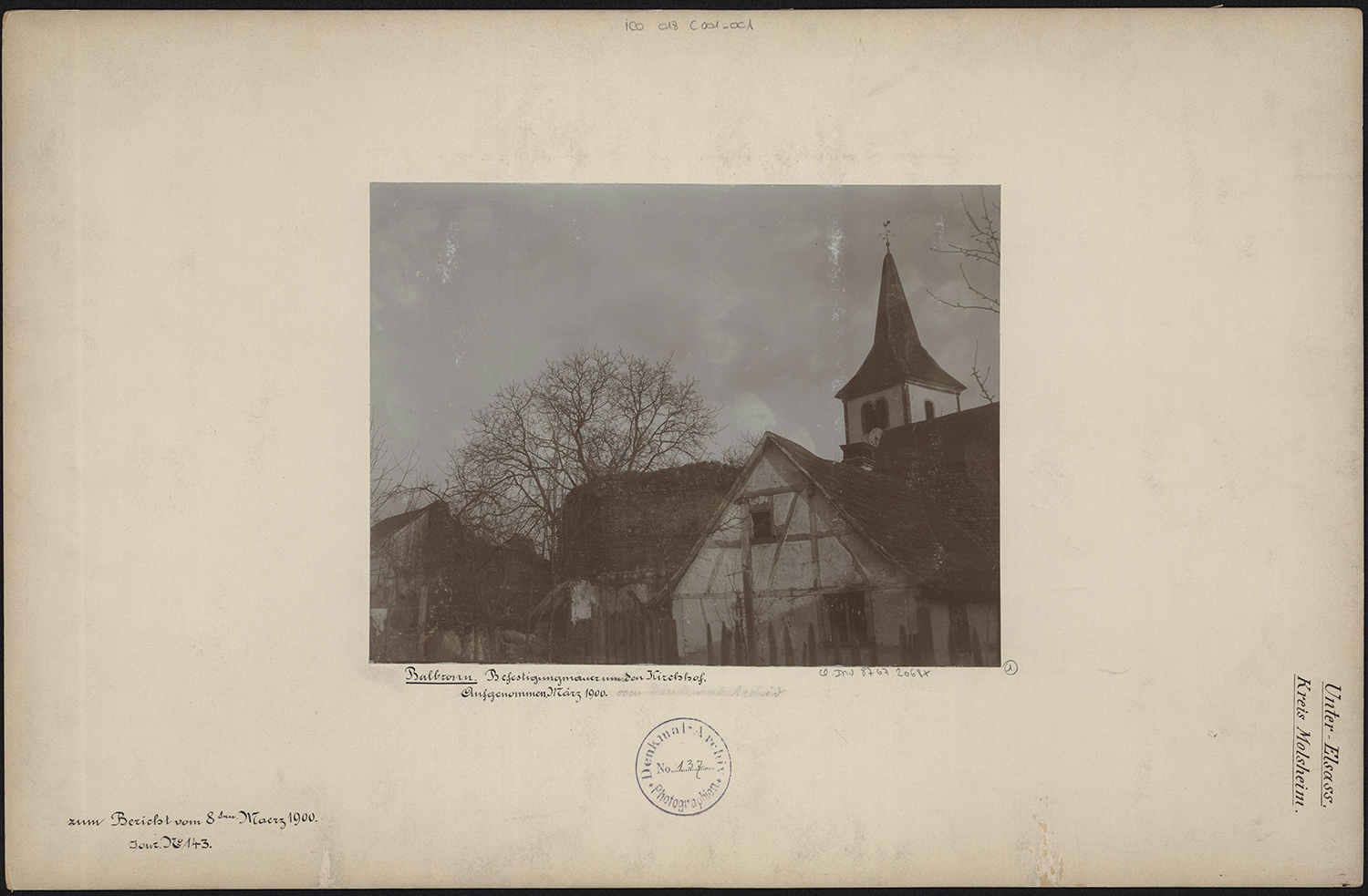 Vue du mur d'enceinte et vue arrière de l'église.