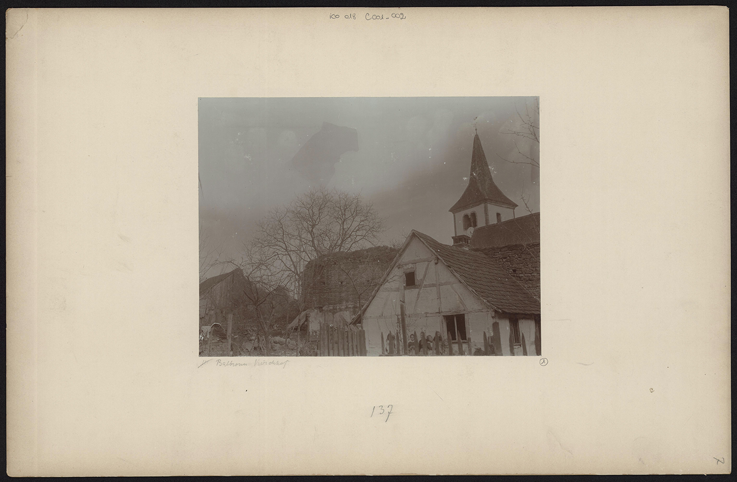 Vue du mur d'enceinte et vue arrière de l'église.