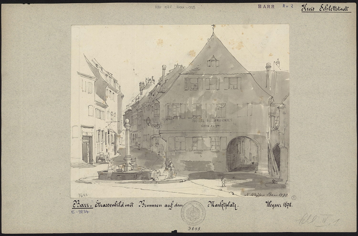 Vue d’ensemble de la place du marché et de la fontaine.