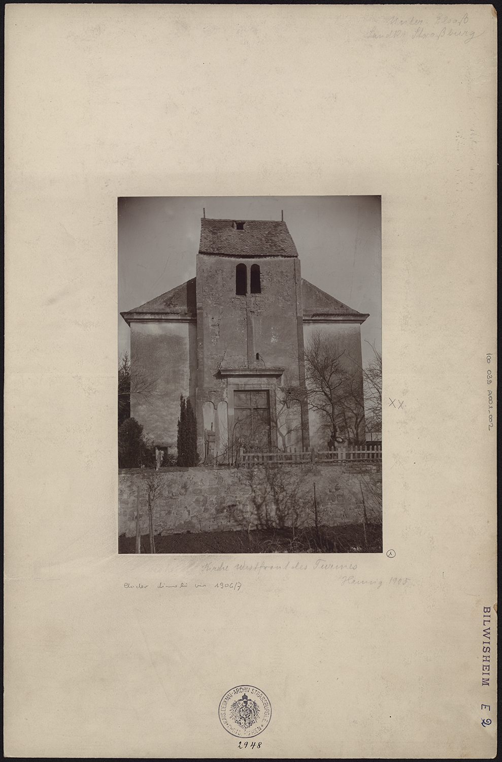 Vue de la façade de l’église avec la tour choeur romane.