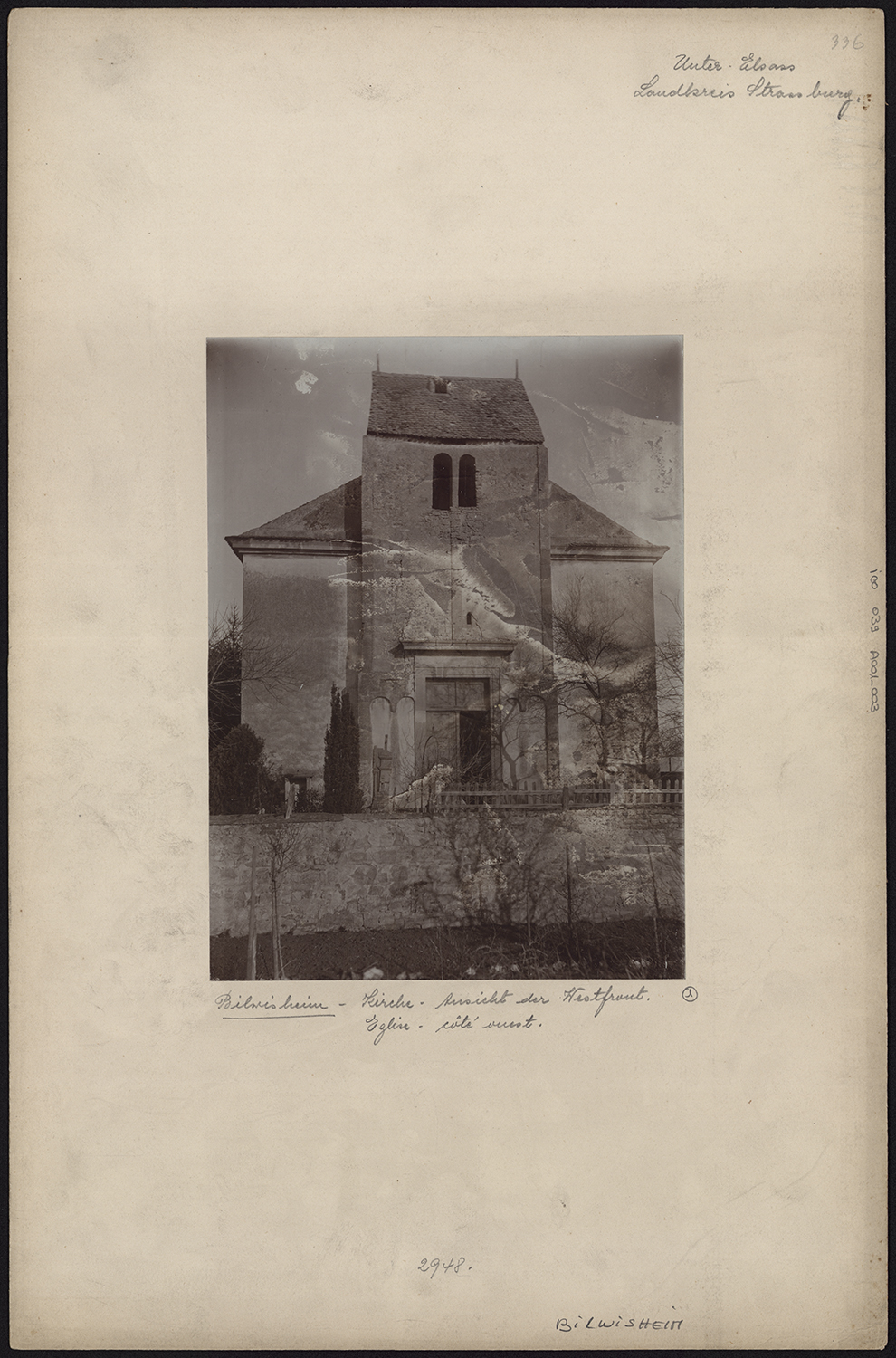 Vue de la façade de l’église avec la tour choeur romane.