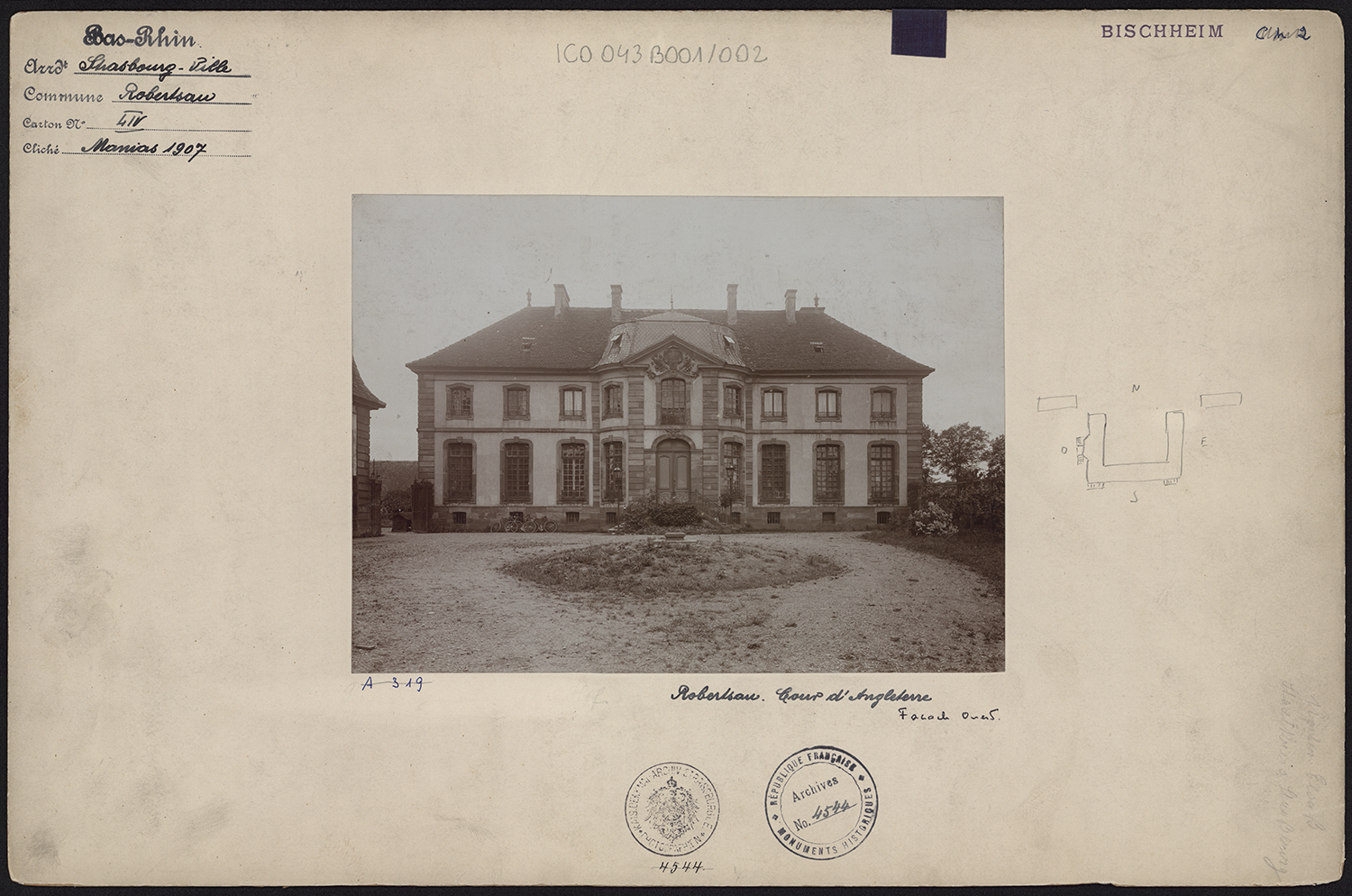 Vue d’ensemble de la façade arrière.