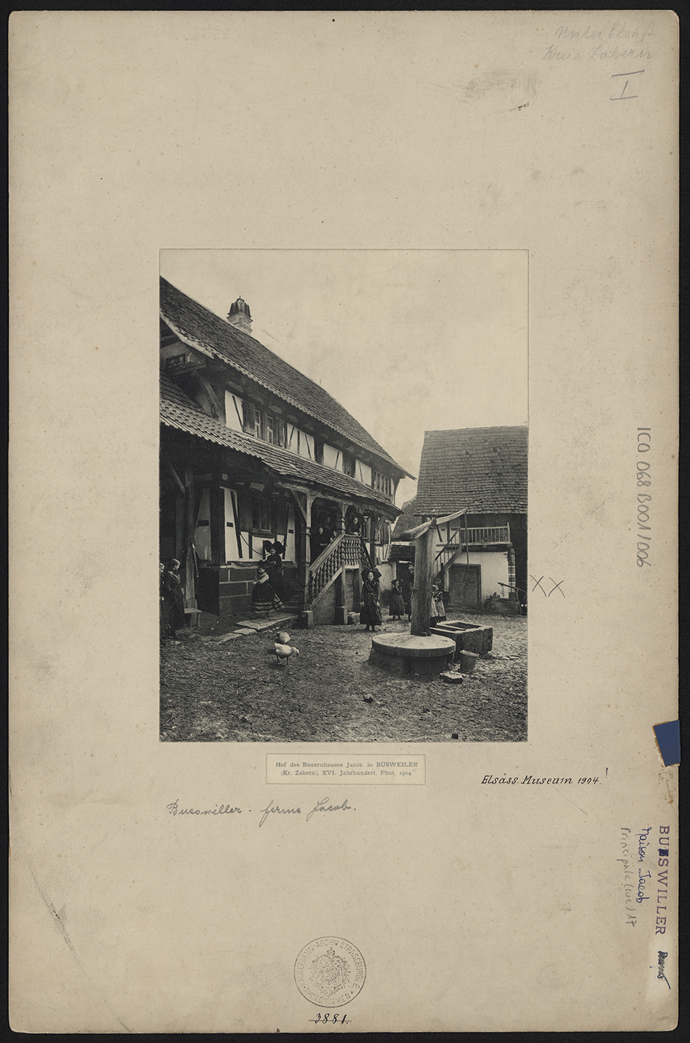 Ferme Jacob, vue de la façade sur cour du logis, scène quotidienne.