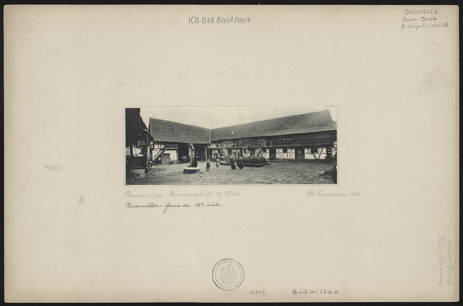 Ferme Jacob, vue des façades sur cour du corps de passage et de l'étable, scène quotidienne.