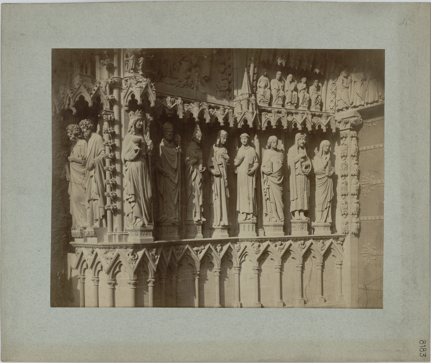 Portail de la Vierge, vue de la galerie des saints ouest après restauration.