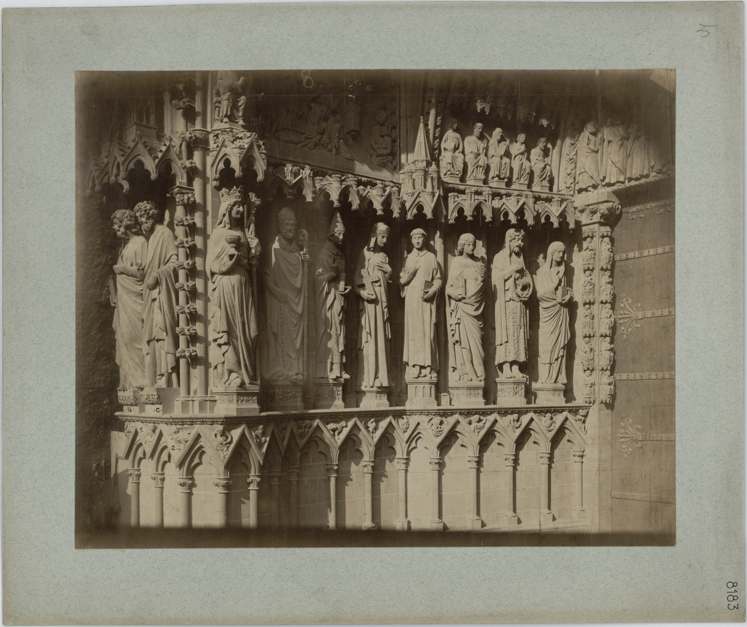 Portail de la Vierge, vue de la galerie des saints ouest après restauration.