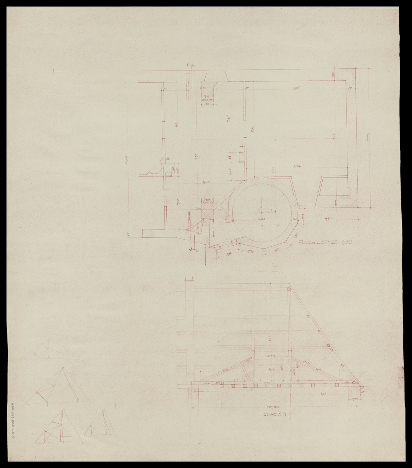 Plan de masse partiel de l’étage et coupe longitudinale sur la charpente.