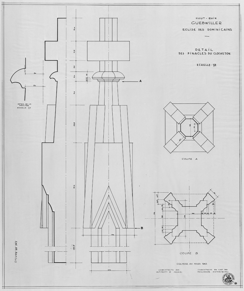 Détails des pinacles du clocheton de l’église.