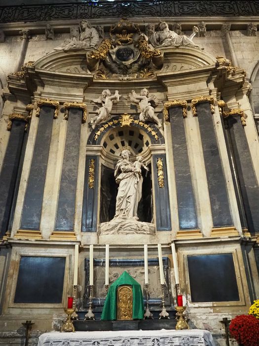 autel de la Vierge, retable, tabernacle, statue : Vierge à l'Enfant