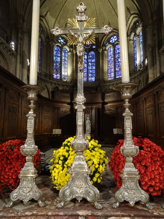 croix d'autel, chandeliers (garniture d'autel)